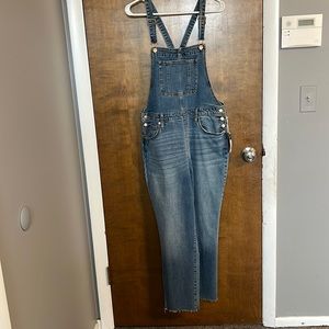 Universal Threads NEW WITH TAGS. Women’s size 14 denim overalls.